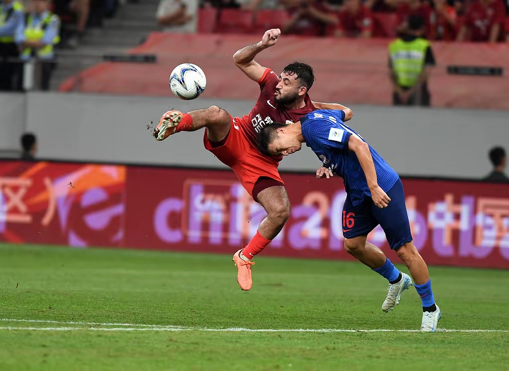 开云娱乐-欧预赛：球员场上表现引发球迷热议(世预赛球迷衣服哪来的)