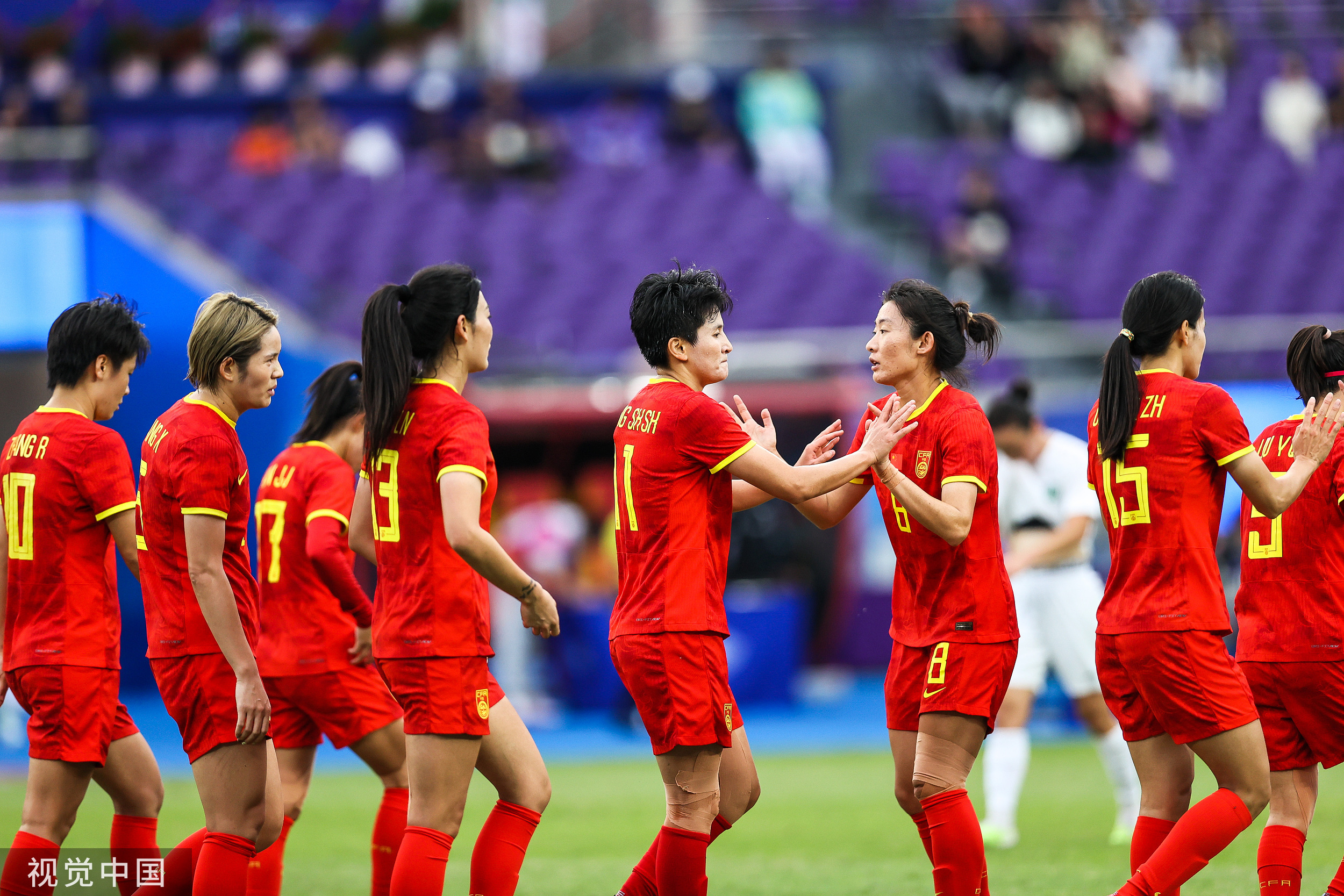 中国女足登顶国际赛事,实力碾压对手在赛场上的比赛