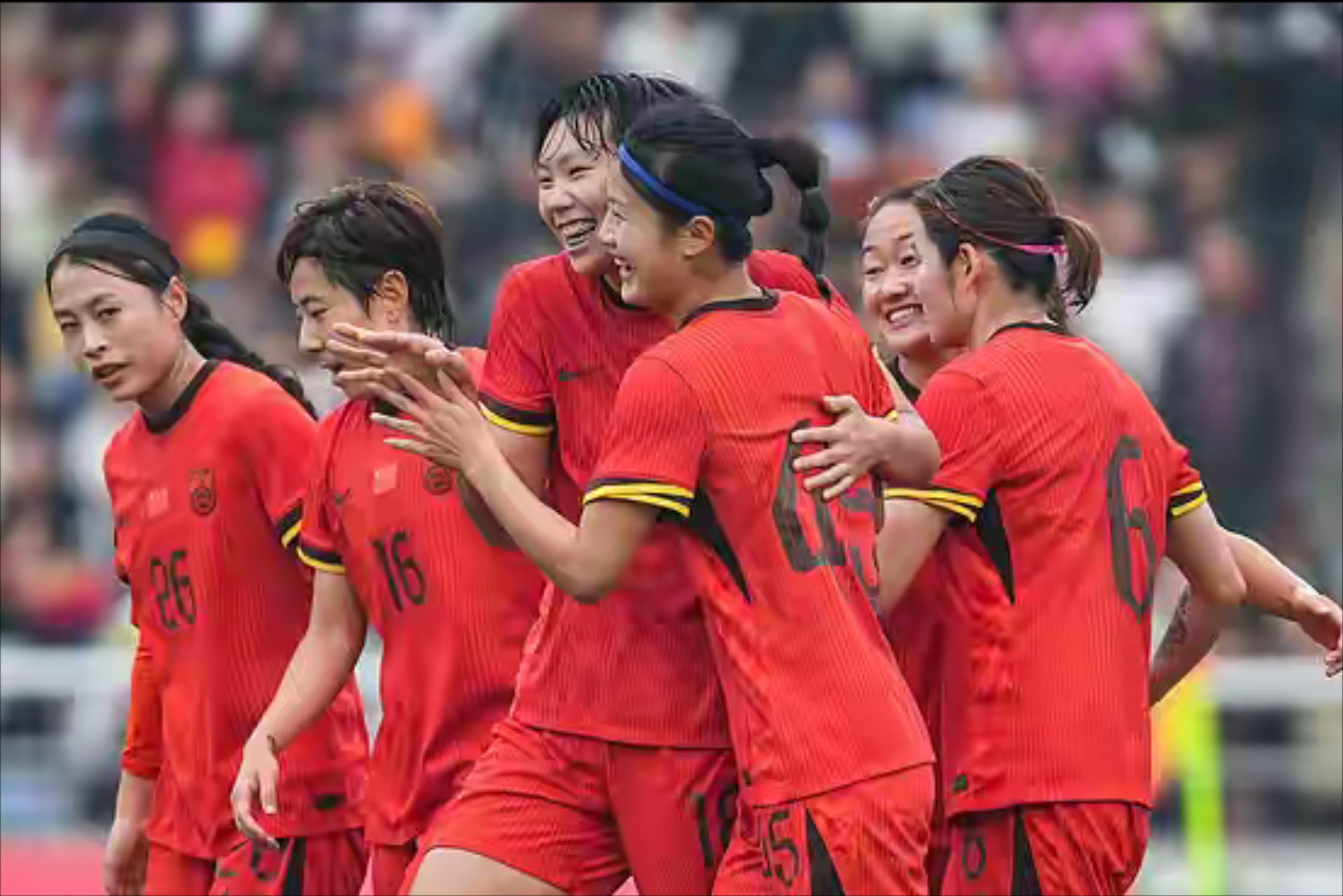 中国女足登顶国际赛事,实力碾压对手在赛场上的比赛